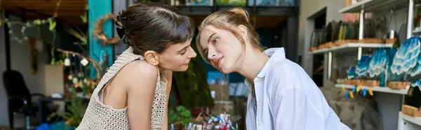 Un momento cariñoso y tierno entre una pareja lesbiana en un estudio de arte. - foto de stock