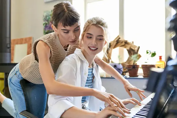 Lésbicas casal apaixonadamente tocar piano no estúdio de arte. — Fotografia de Stock