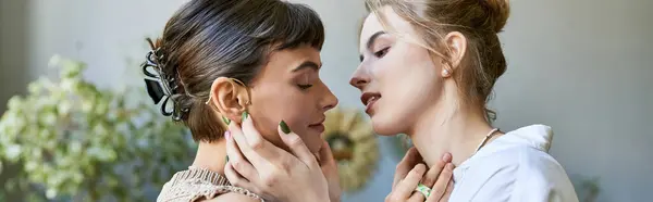 Любящая лесбийская пара, две женщины, наслаждаются нежным моментом в художественной студии. — стоковое фото