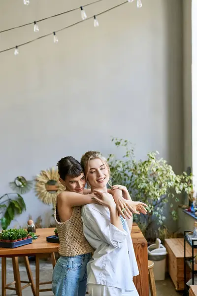Two women in the room, sharing a warm and loving embrace. — Stock Photo