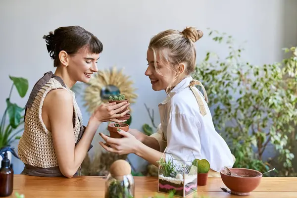 Ein zärtlicher Moment zwischen einem lesbischen Paar in einem Kunstatelier. — Stockfoto