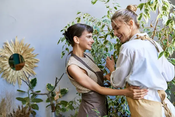 Two women in an art studio, sharing a moment of tenderness and creativity. — Stock Photo