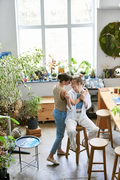 Um casal de lésbicas amorosas expressar seu vínculo em um ambiente astuto. — Stock Photo