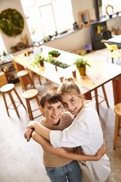 Лесбійська пара, дві жінки, зв'язок під час приготування їжі в мистецькому просторі. — стокове фото