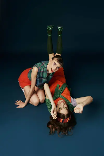 Ein schönes lesbisches Paar in bequemer Kleidung liegt ineinander verschlungen in einer harmonischen Umarmung. — Stockfoto