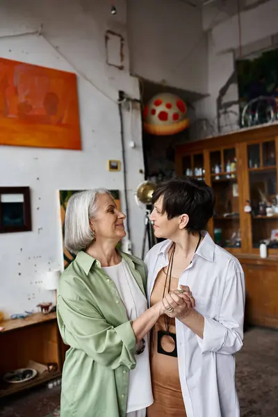 Две зрелые женщины стоят вместе в художественной студии. — стоковое фото