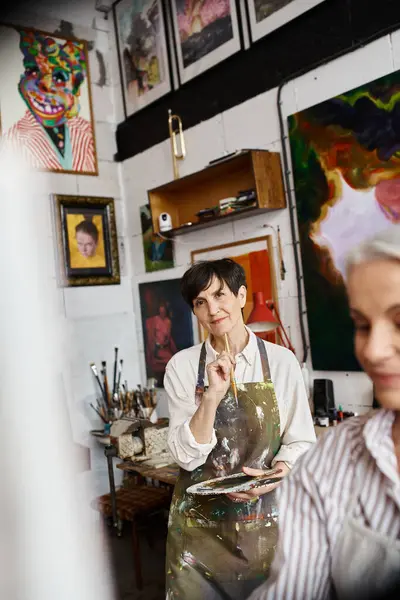 Duas mulheres pintando no estúdio de arte. — Fotografia de Stock