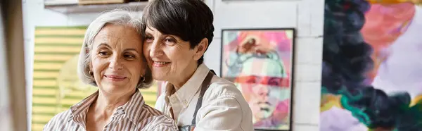 Dos mujeres están juntas en un estudio de arte. - foto de stock