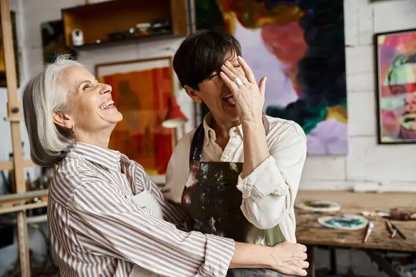 Deux femmes posant dans un studio d'art. — Photo de stock