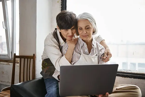 Zwei Frauen konzentrieren sich auf Laptop-Bildschirm. — Stockfoto