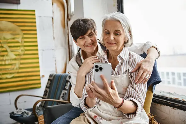 Deux femmes regardant le téléphone ensemble. — Photo de stock