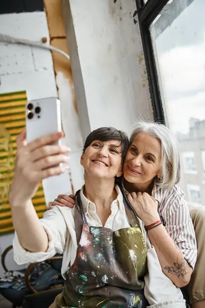 Zwei Frauen lächeln, während sie gemeinsam ein Selfie machen. — Stockfoto