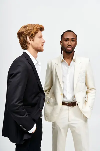 Zwei gutaussehende multikulturelle Männer in eleganten Anzügen posieren zusammen. — Stockfoto