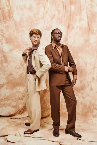 Dois homens multiculturais elegantes com estilo dapper de pé lado a lado. — Fotografia de Stock