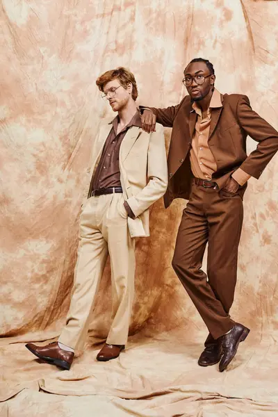 Два мультикультурні чоловіки в елегантних костюмах, що стоять разом. — стокове фото