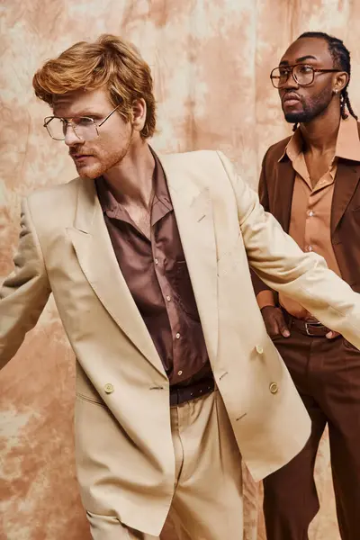 Два красивых мультикультурных мужчины с элегантным стилем Dapper стоя рядом друг с другом. — стоковое фото