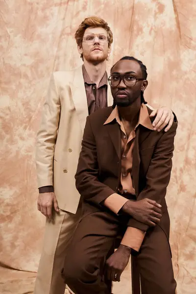 Dos hombres guapos en elegante atuendo de pie lado a lado. - foto de stock