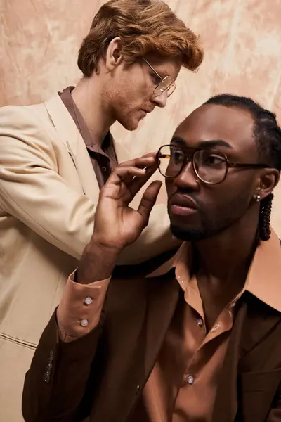 Two diverse men in a stylish and elegant setting. — Stock Photo