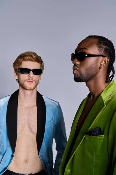 Zwei Männer mit Sonnenbrille, die ihren eleganten Stil mit einer coolen und selbstbewussten Pose zur Schau stellen. — Stockfoto