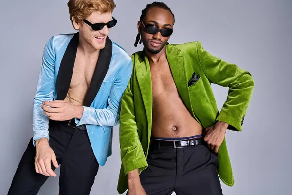 Zwei gutaussehende multikulturelle Männer mit elegantem Stil posieren zusammen. — Stockfoto