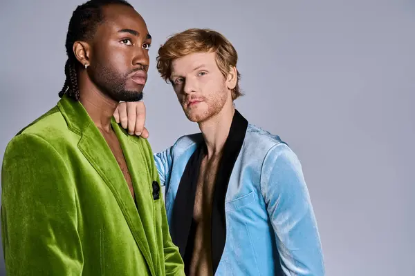 Zwei multikulturelle Männer im eleganten, eleganten Stil stehen zusammen auf grauem Hintergrund. — Stockfoto