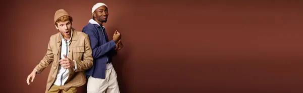 Uomini multiculturali con abbigliamento elegante in piedi fianco a fianco. — Foto stock