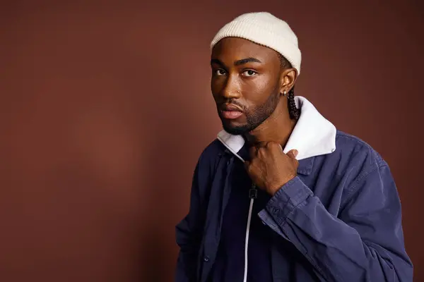 Jeune homme afro-américain veste bleue et chapeau blanc. — Photo de stock