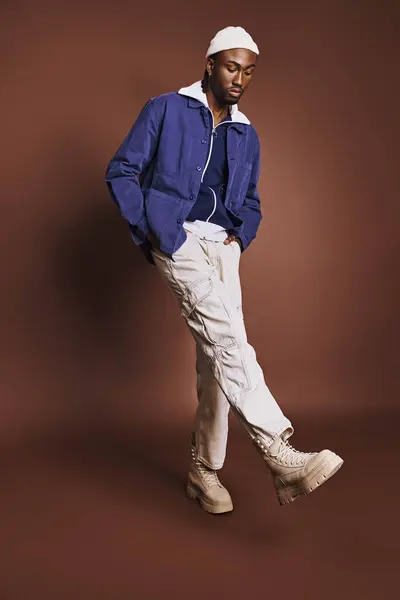 Guapo joven afroamericano hombre con elegante camisa azul y pantalones blancos. - foto de stock