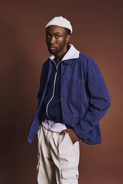 Красивий молодий афроамериканський чоловік у блакитній куртці та білому капелюсі. — стокове фото