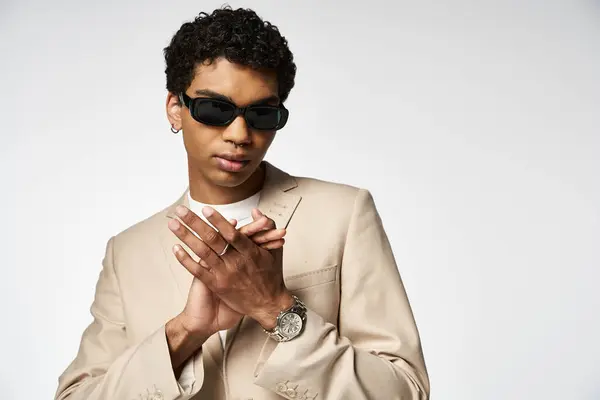 Schöner Afroamerikaner mit braunem Anzug und Sonnenbrille. — Stockfoto
