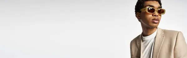 Красивий афроамериканський чоловік спортивні сонцезахисні окуляри і піджак для танків. — стокове фото