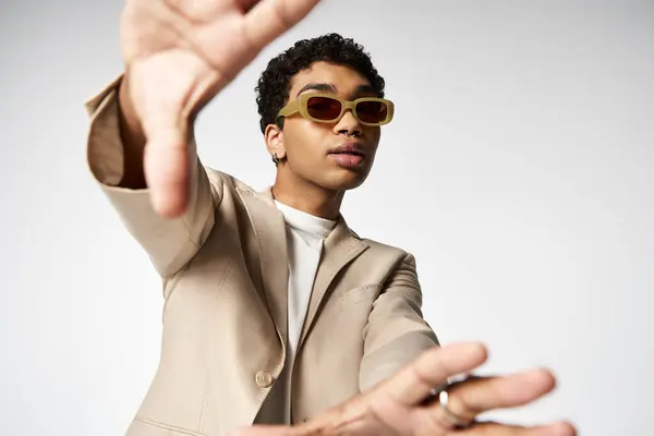 Handsome African American man wearing sunglasses. — Stock Photo