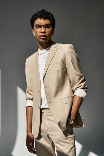 Schöner Afroamerikaner in braunem Anzug und Sonnenbrille posiert für die Kamera. — Stockfoto