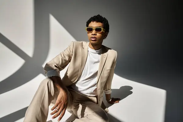Handsome African American man in tan suit and stylish sunglasses. — Stock Photo