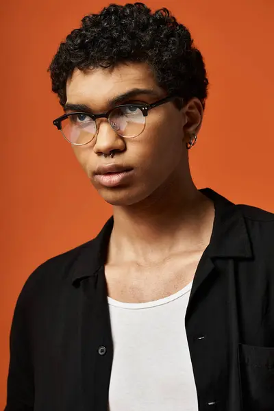 Jeune homme afro-américain dans des lunettes élégantes et chemise noire. — Photo de stock