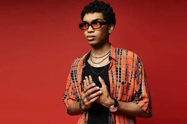 Beau jeune homme en lunettes et chemise à carreaux. — Photo de stock