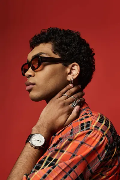 Schöner afroamerikanischer Mann mit Brille und kariertem Hemd — Stockfoto