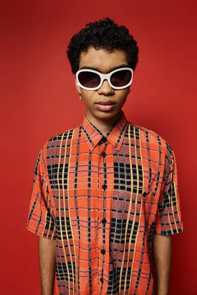 Beau Afro-Américain en chemise à carreaux et lunettes de soleil. — Photo de stock