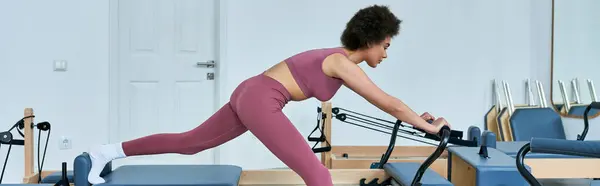 Femme faisant de l'exercice sur machine fixe — Photo de stock