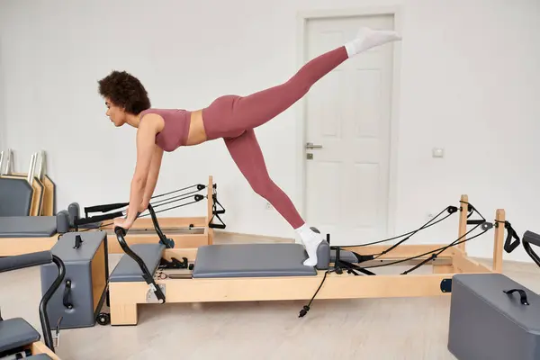 Uma mulher graciosamente exercitando, mostrando precisão e habilidade. — Fotografia de Stock