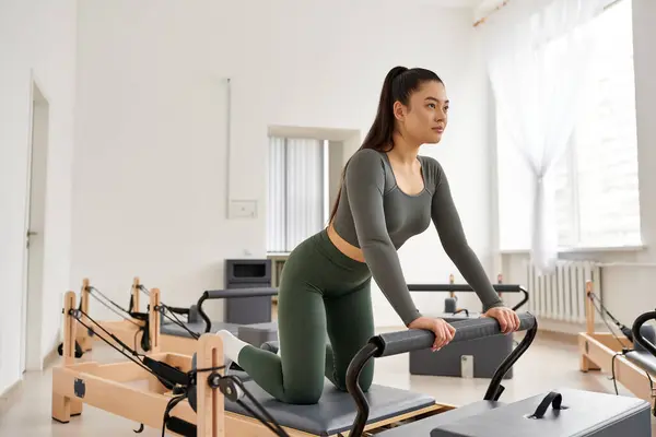 Mujer atractiva haciendo ejercicio con gracia. - foto de stock