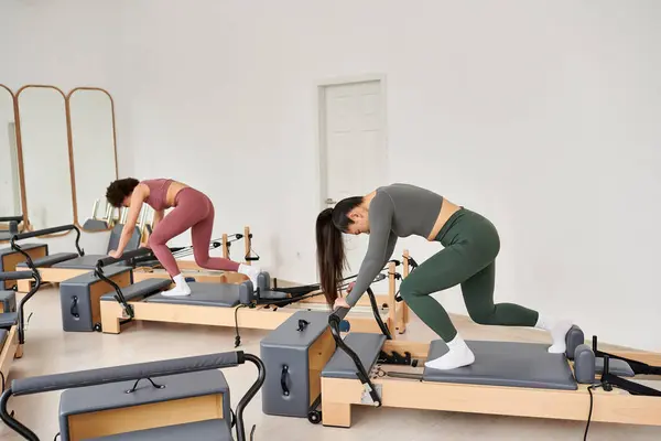 Mujeres practicando con gracia en un entorno de gimnasio. - foto de stock