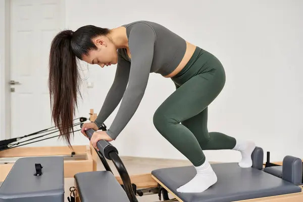 Attraktive Frau, die anmutig trainiert. — Stockfoto