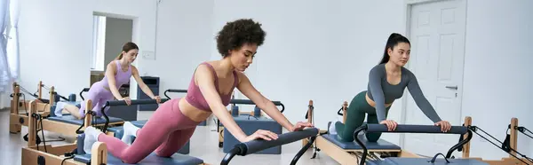 Eine Gruppe Frauen übt anmutig in einem Fitnessstudio. — Stockfoto