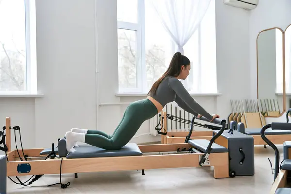 Una mujer haciendo ejercicio hábilmente. - foto de stock