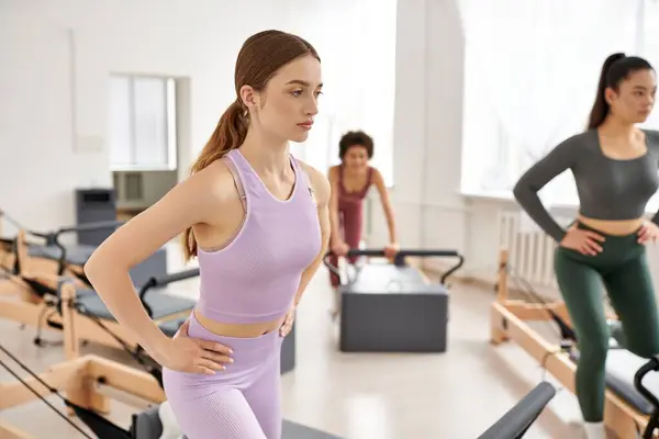Diverse Frauengruppen stehen selbstbewusst in einem Fitnessstudio, bereit für eine Trainingseinheit. — Stockfoto