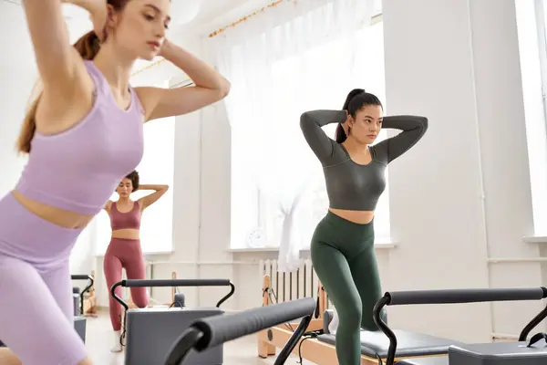 Un groupe de femmes se rassemblent dans une salle de gym, prêtes à s'autonomiser et à se soutenir mutuellement dans leur voyage de remise en forme. — Photo de stock