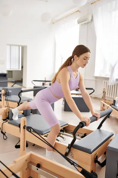 Frau trainiert im Fitnessstudio, Pilates. — Stockfoto