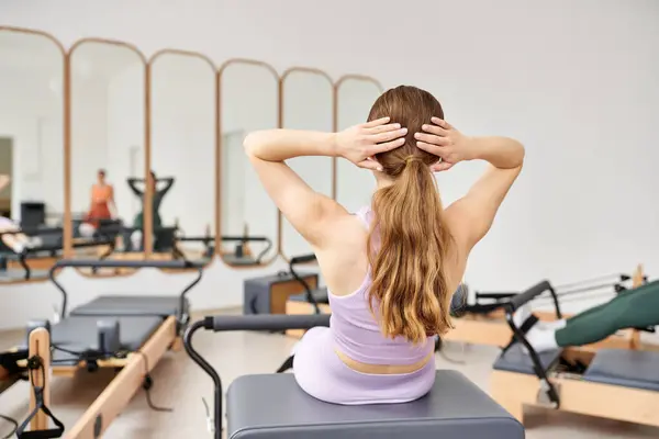 Beautiful sporty woman practicing pilates with focus and determination. — Stock Photo