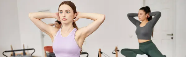 Sportliche Frauen praktizieren Yoga in einem ruhigen Studio. — Stockfoto